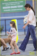 组图：凯蒂携苏瑞亮相 小公主乖巧可爱