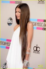 组图：赞达亚白色长裙亮相 露香肩小性感