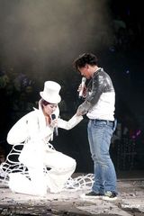 组图：杨千嬅个唱悲喜交加 老公与陈奕迅等好友捧场