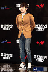 组图：韩新老偶像歌手齐聚《回应吧1997》发布会