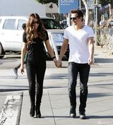 组图:贝金赛尔干练黑T出街血拼 与老公甜蜜牵手