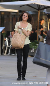 幻灯：威廉王子女友当街翻包 童心未泯泰迪熊随身带