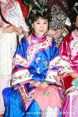 幻灯：话剧《审死官》朱咪咪秀Rap 犹如患产前抑郁