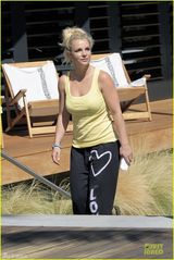 组图：布兰妮夏日穿大棉靴 露壮硕象腿