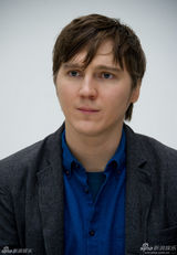 组图：休杰克曼领衔拍写真 奥利维亚露迷人笑容