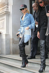 高清组图：蕾哈娜伦敦街拍牛仔短裤搭配高筒靴