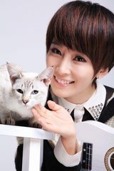 组图：谢楠抱小猫登杂志散发女人味