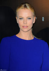 查理兹-塞隆亮相《普罗米修斯》巴黎首映礼(图)