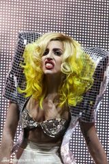 幻灯图：Lady Gaga个唱呲牙咧嘴背马赛克“驼峰”