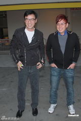 组图：谭咏麟杜莉萨钟镇涛为已故音乐人Joey V开唱