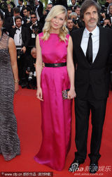 组图：邓斯特戛纳走秀紫红裙装简约亲切