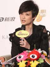 高清图：李宇春获网络盛典年度最具号召力艺人