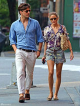 组图：奥利维亚-巴勒莫荷叶边热裤现身