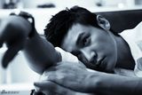 组图：陆毅最新黑白写真 尽显熟男沉静气质