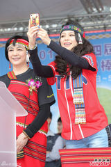 组图：徐若瑄携母亮相 装扮民族风