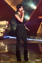 组图：《劲歌金曲》录像 阿Sa黑色皮胸衣亮相献歌