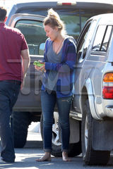 组图：保罗女友车祸后首现身 擦拭眼泪深陷悲伤