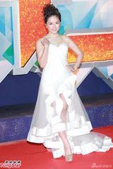 组图：TVB台庆红毯闪耀 米雪梳冲天髻杨怡珠光宝气