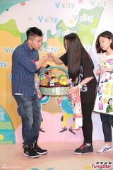 组图：朴宰范呼吁歌迷为海难祈祷 不知尼坤恋情