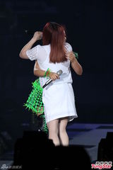 组图：丁当开唱险出事故 与徐佳莹女女亲吻