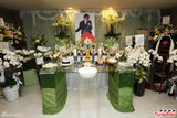 组图：高凌风灵堂内景曝光 摆生前帅照布满鲜花