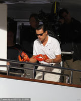 组图：莱昂纳多游艇上撒钱似暴发户 俩泳装辣妹作陪