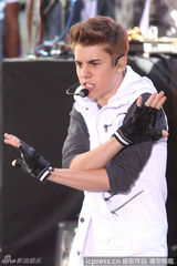 组图：贾斯汀-比伯热演引疯狂 撩衣秀腹肌