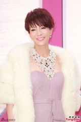 组图：郑裕玲亮相红毯 皮草雍容华贵