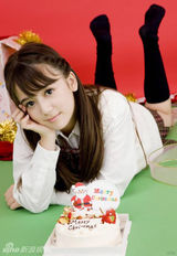 组图：日意混血奥真奈美圣诞写真 甜美乖巧惹人爱