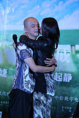 组图：《一路顺疯》首映 包贝尔呆萌享艳福