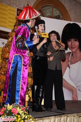 组图：潘迎紫现身辟谣死讯 代言吸金秀好材