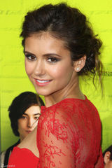 组图：妮娜-杜波夫性感红裙美艳亮相