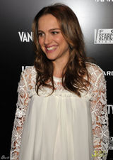 组图：娜塔莉现身奥斯卡派对 穿孕妇装笑靥如花