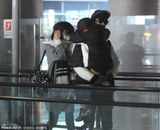 组图：张亮全家现身机场 天天被粉丝吓哭