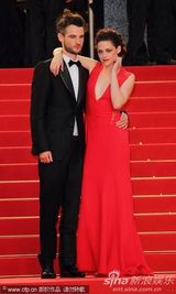 组图：暮光女火红深v裙走秀 胸前春光一览无余