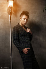 组图：张丹峰写真演绎英伦贵族时尚