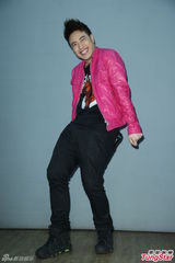 组图：潘玮柏摇下体跳哈林摇 对新恋情没有期待