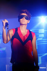 组图：吴克群发新专辑 单膝下跪示爱徐若瑄