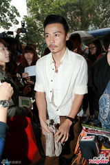 组图：蔡少芬张晋再添一女 今日出院面色红润