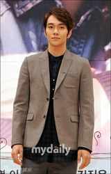 组图：李素妍等亮相韩剧《家族的诞生》发布会