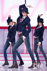 组图：少女时代回归打榜夺冠 西装礼帽显帅气