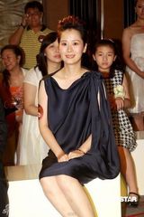 组图：海清瘦身成功空降武汉 为某品牌站台优雅捞金