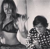 组图：小天后泰勒前男友泡吧庆生笑拥脱衣舞娘