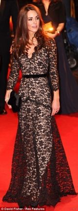 组图：凯特王妃亮相大学庆典派对 黑色透视裙抢眼