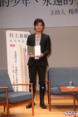 组图：陈柏霖黑色西装现身 脚穿雨靴造型混搭