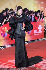 组图：巩新亮玩命勒胸夸张麒麟臂似巫婆