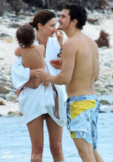 超模可儿携夫抱子海边拥吻 布鲁姆现吻痕(图)