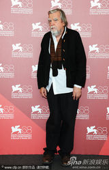 组图：《硬纸盒小镇》记者会 女主角光头造型抢眼