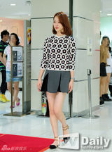 组图：f(x)雪莉为品牌站台短裙俏丽甜美