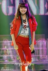 组图：韩团少女时代露小蛮腰 新曲打榜三连冠